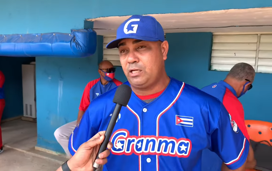 Ciro Silvino Licea, ex lanzador y entrenador de pitcheo, sale de Cuba con destino a Nicaragua