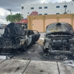 Dos vehículos se incendian en el parqueo del restaurante ‘El imperio de la Comida’ en Hialeah