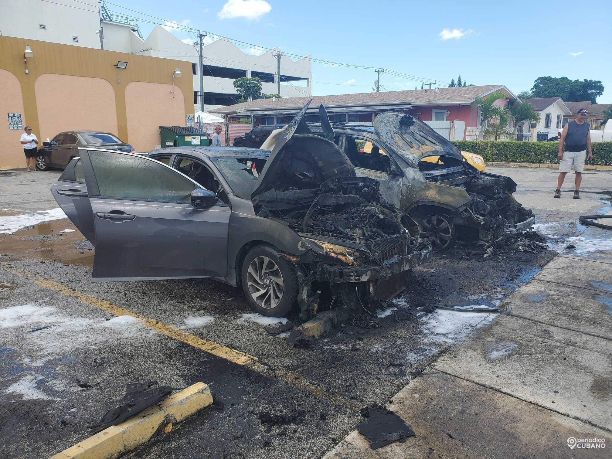 Dos vehículos se incendian en el parqueo del restaurante ‘El imperio de la Comida’ en Hialeah