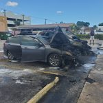 Dos vehículos se incendian en el parqueo del restaurante ‘El imperio de la Comida’ en Hialeah