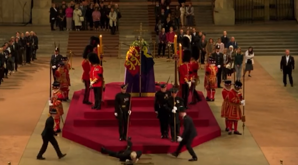 Guardia Real se desmaya en el funeral de la reina Isabel II