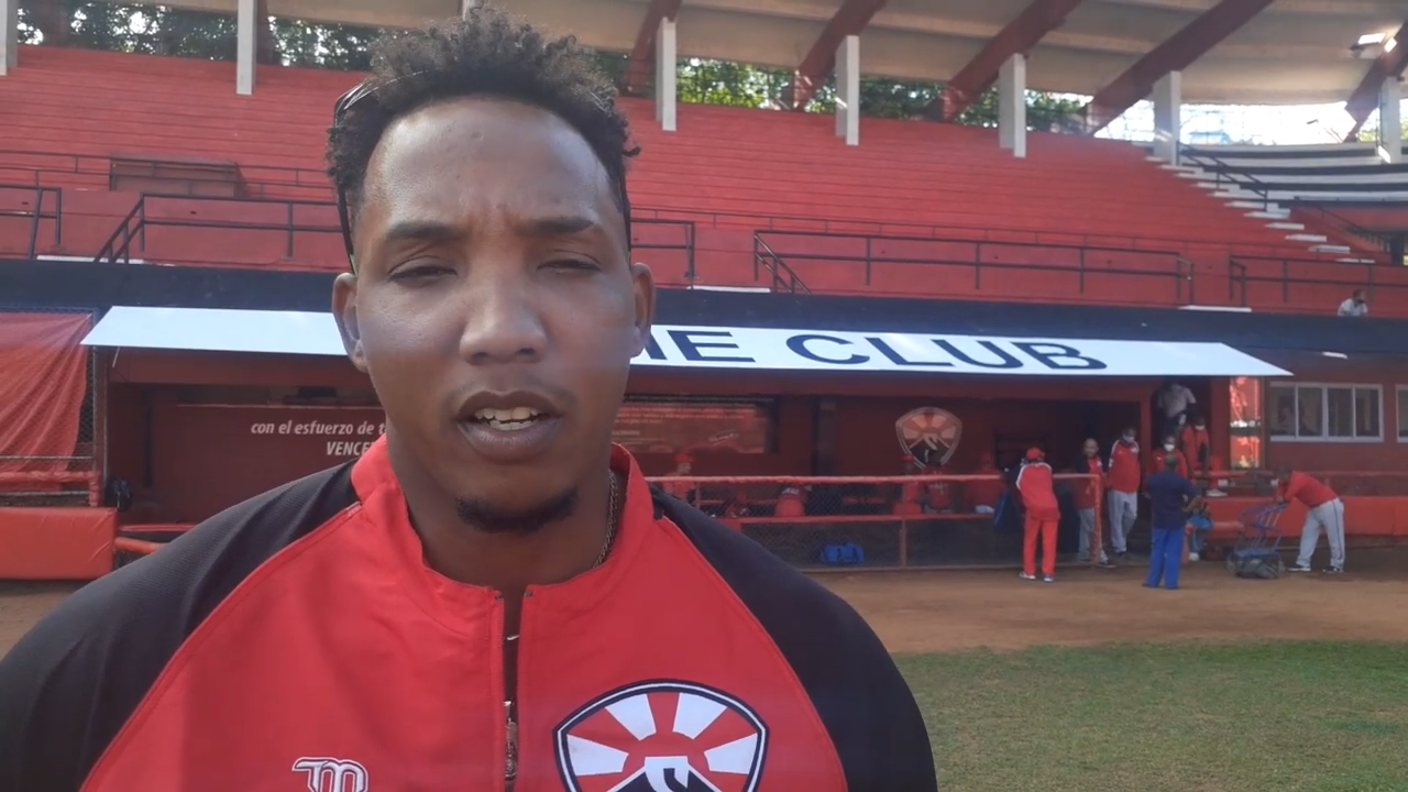 Llega a EEUU el pelotero Adriel Labrada, capitán del equipo de Santiago de Cuba