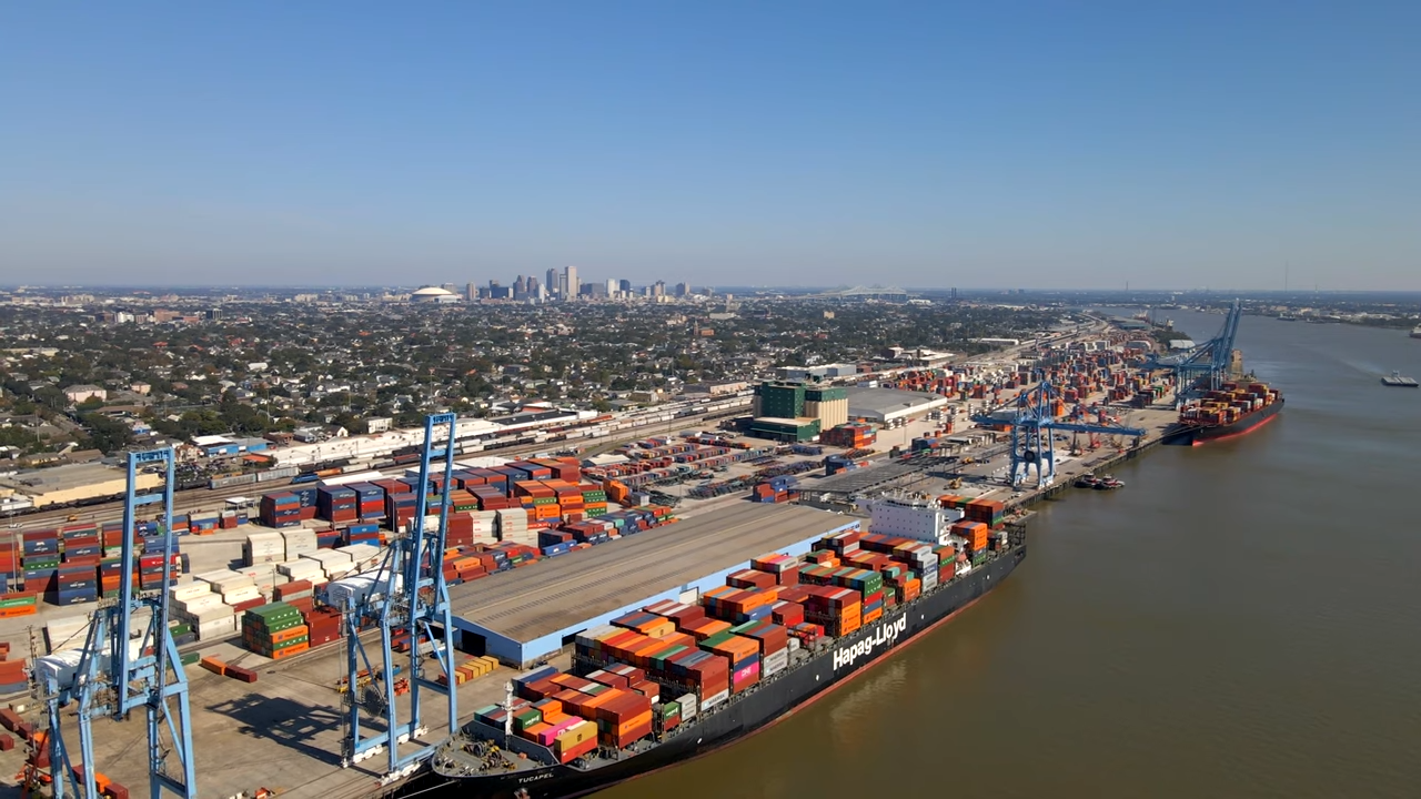 Cuatro polizones cubanos arriban al puerto de New Orleans en un barco que transportó pollo a La Habana