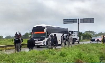 Migrantes cubanos se atrincheran en un autobús para evitar ser deportados por autoridades mexicanas