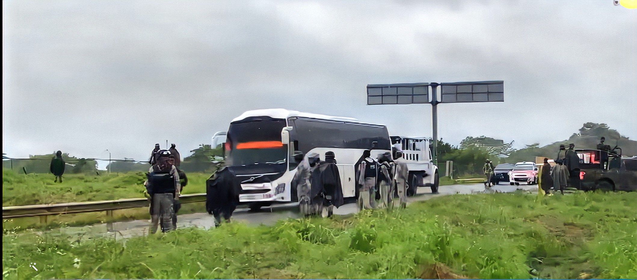 Migrantes cubanos se atrincheran en un autobús para evitar ser deportados por autoridades mexicanas