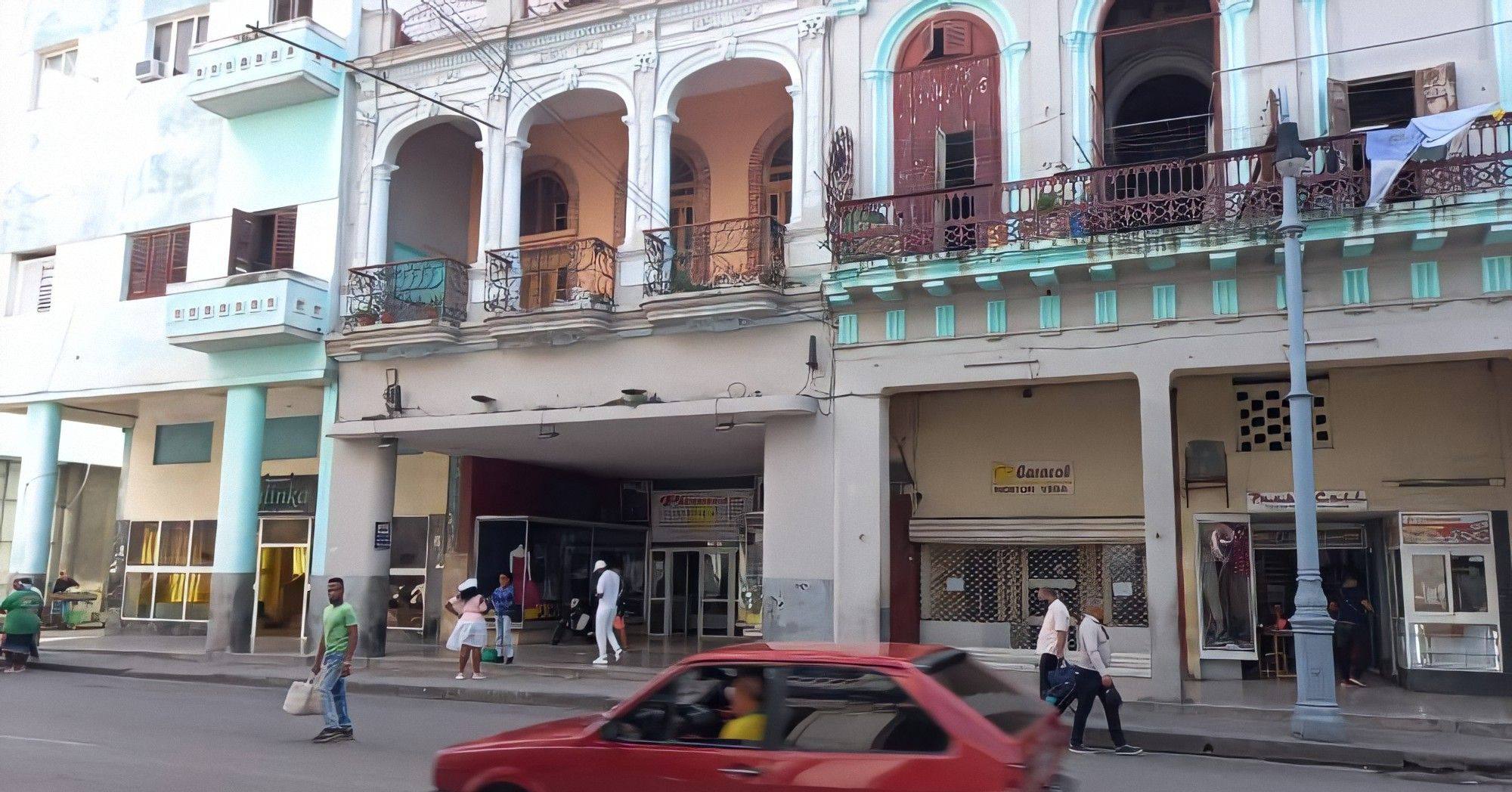 Retiran puestos de revendedores y la feria de cuentapropista que de la calle Galiano