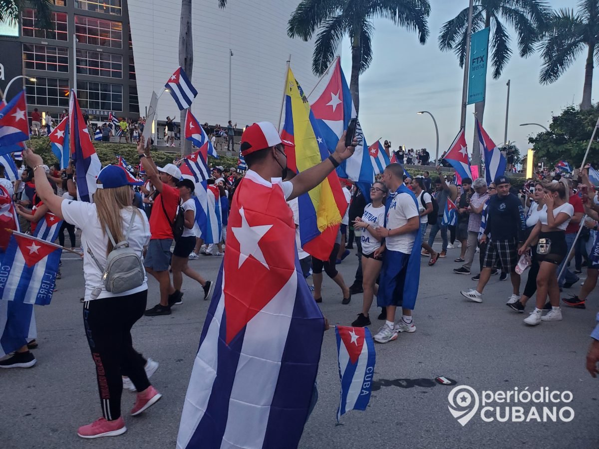 cubanos recorren calle de miami en apoyo a manifestaciones de cuba (22)