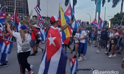 cubanos recorren calle de miami en apoyo a manifestaciones de cuba (22)