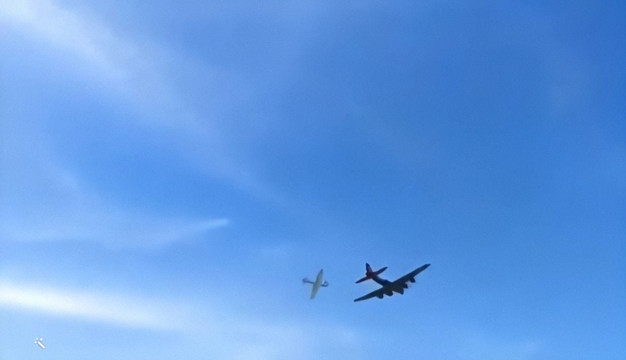 Así chocaron dos aviones de la Segunda Guerra Mundial en un espectáculo aéreos en Dallas