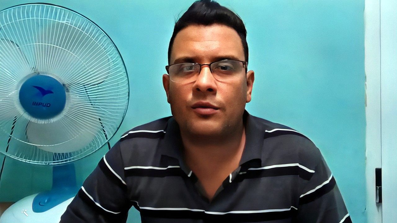 Magdiel Pérezlocutor oficialista de la radio y la TVabandona Cuba-Enhanced-Color-Restored