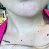 Claudia Valdes se tatua nombre de sus abuelas