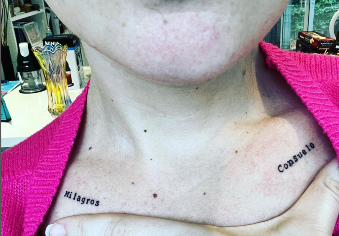 Claudia Valdes se tatua nombre de sus abuelas