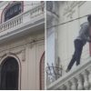 Joven cubano protesta en un balcón de la Casa de la Cultura de La Habana Vieja