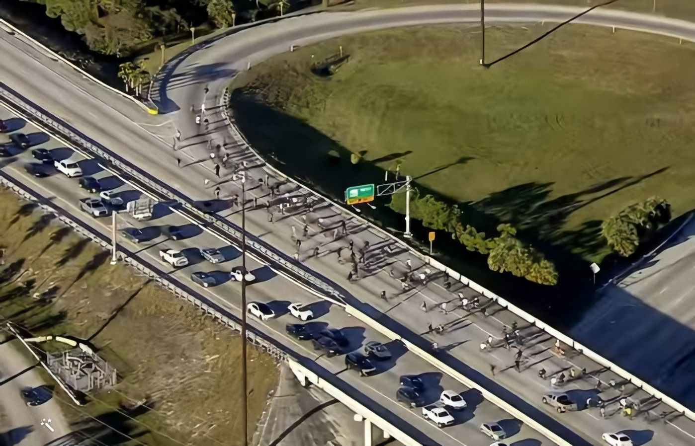 Ciclistas toman las calles de Miami-Dade para realizar el Wheels Up Guns Down