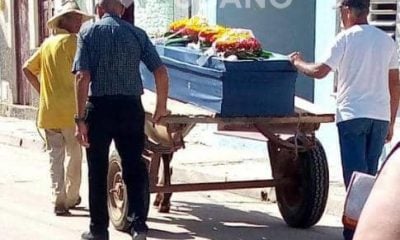 Ataúdes son transportados en carretones en Cuba