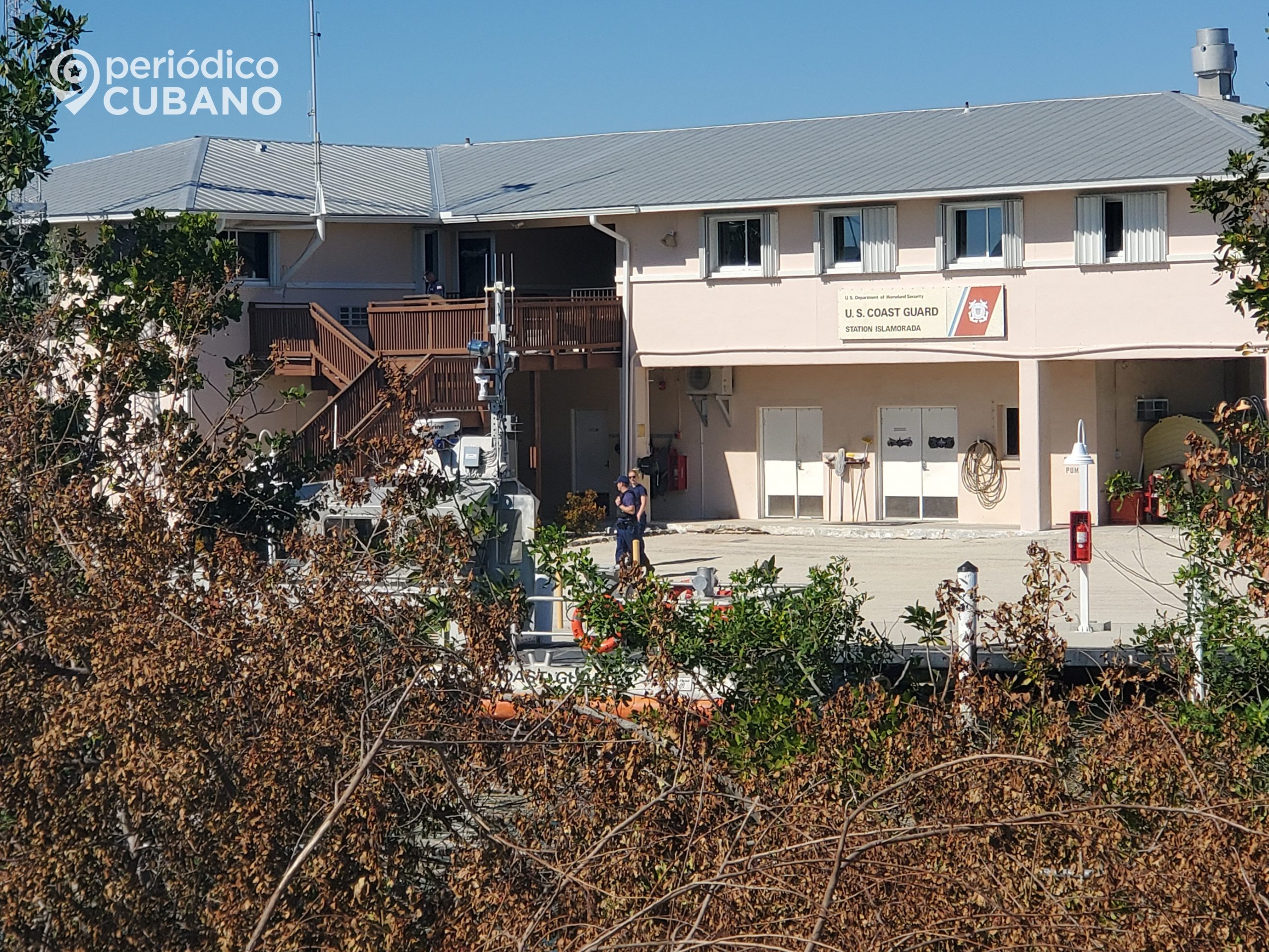 Guardia costera realiza peligroso rescate de un cubano y haitianos abandonados en una isla desierta