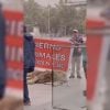 Inédito Protestan frente a la sede del gobierno de Chile con un león muerto