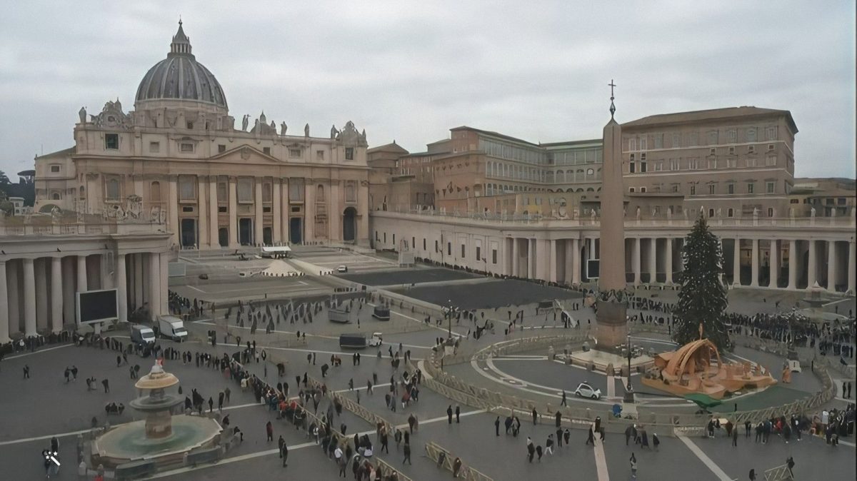 Miles de feligreses arriban al Vaticano para despedir al papa emérito Benedicto XVI 5 (2)