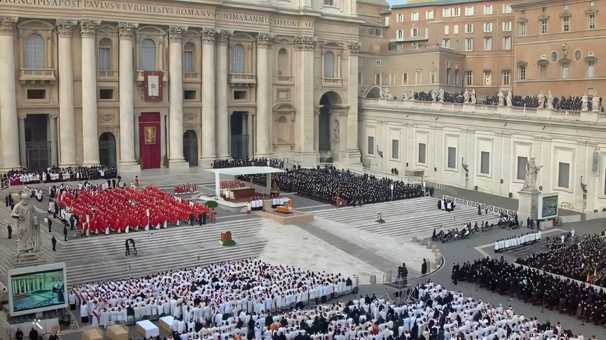 Papa Francisco preside el funeral de Benedicto XVI ante más de 4 mil personas