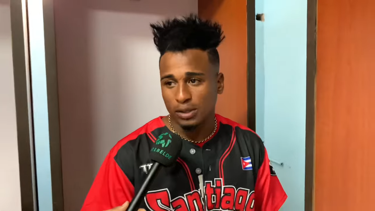 Pelotero cubano Santiago Torres solicita la baja del béisbol en Cuba