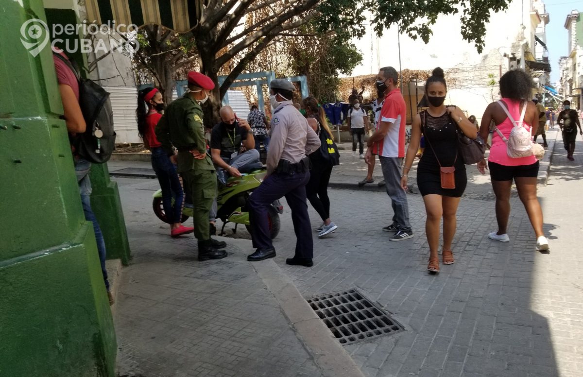 policías y militares en calles de la habana (1)