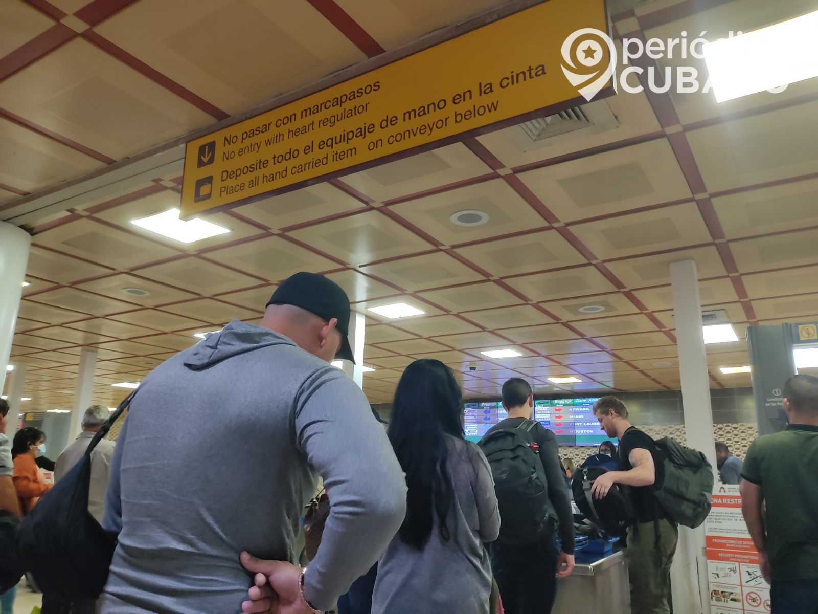 Aduana de Cuba promociona insólito suceso trabajadora devuelve dinero extraviado por una viajera