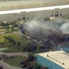 Bomberos logran contener el incendio en la planta de reciclaje de Doral (2)
