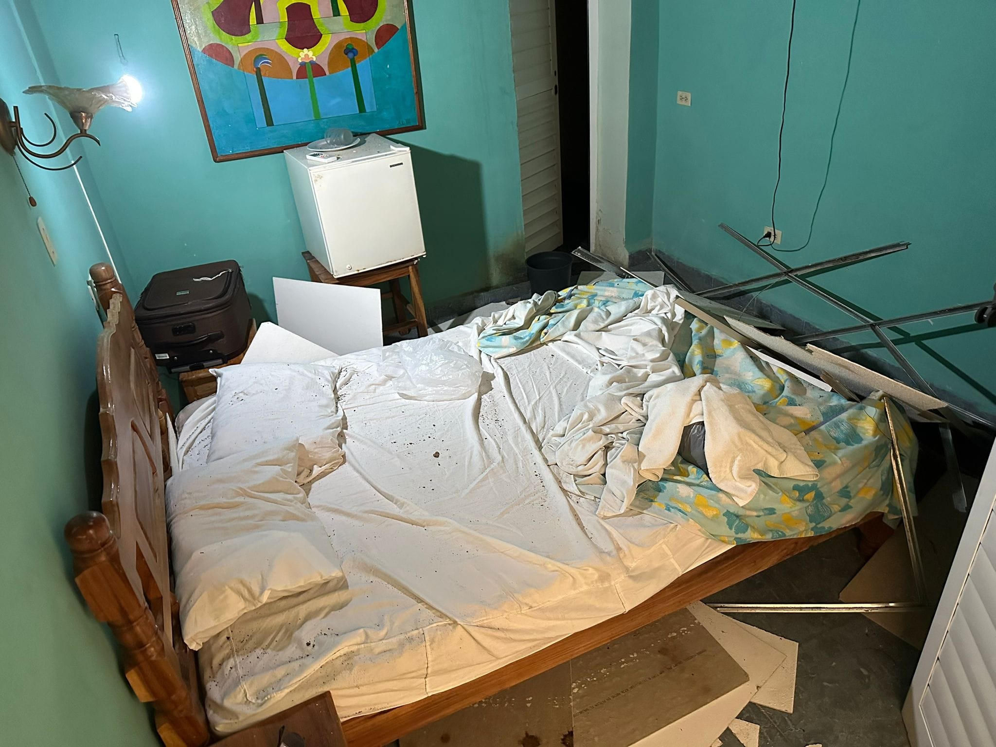Cae falso techo de habitación sobre una pareja cubana hospedada en hotel de Holguín