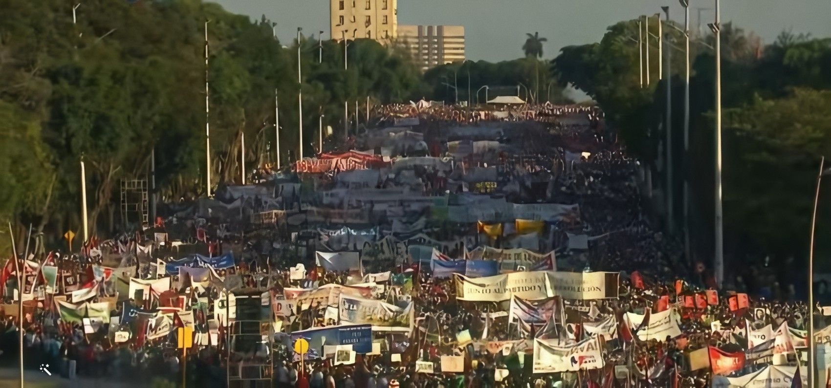 El castrismo vende el desfile del Primero de Mayo como atractivo turístico