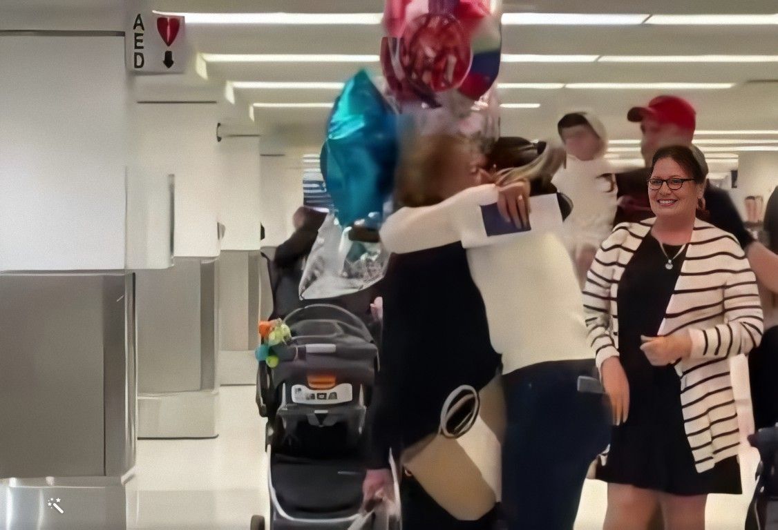 La emotiva reacción de una joven cubana al recibir a su madre en Miami gracias al parole humanitario (2)