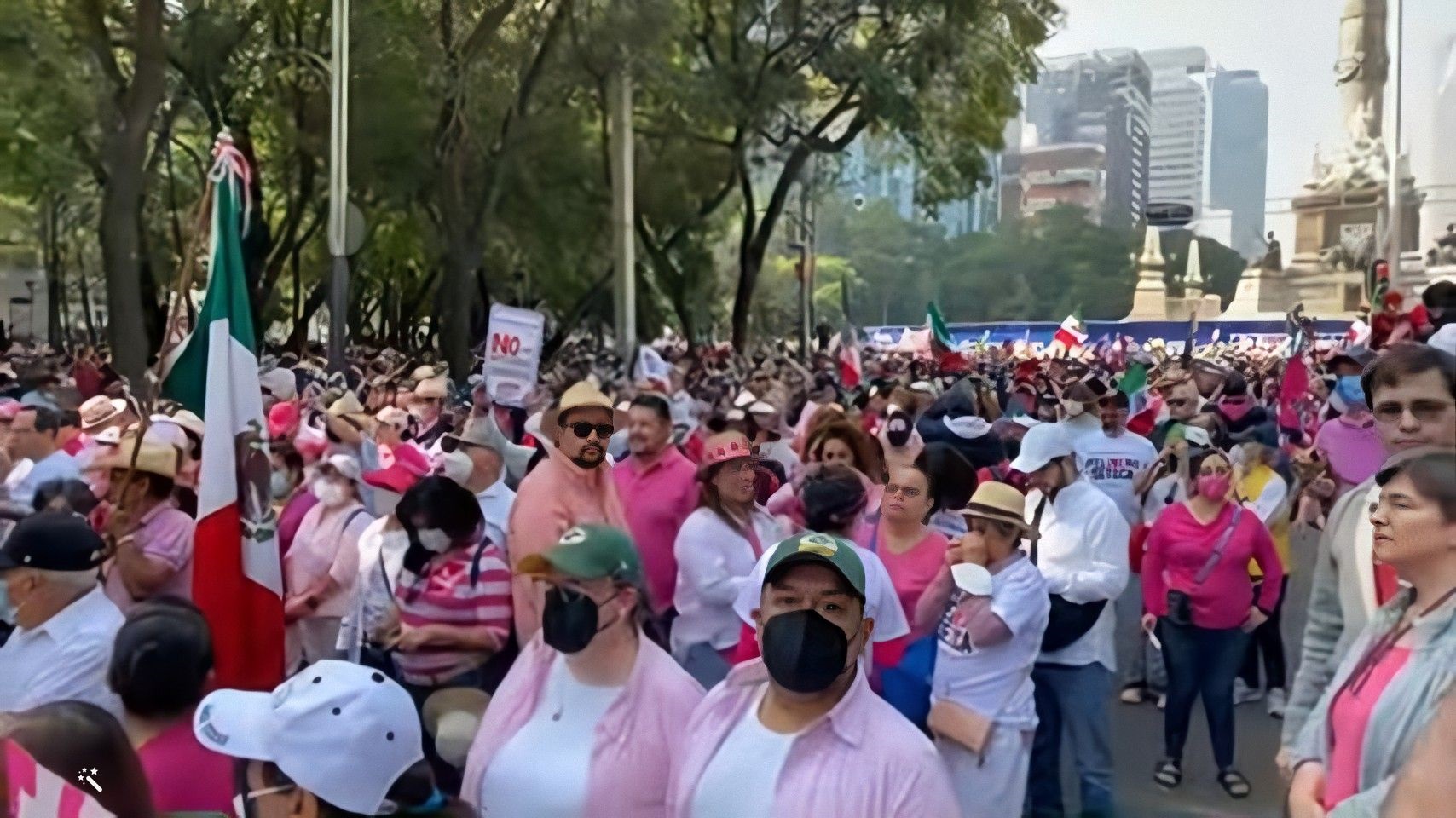 Miles de personas en México protestan contra la reforma electoral del presidente López Obrador