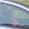 Mujer dormida en un Tesla