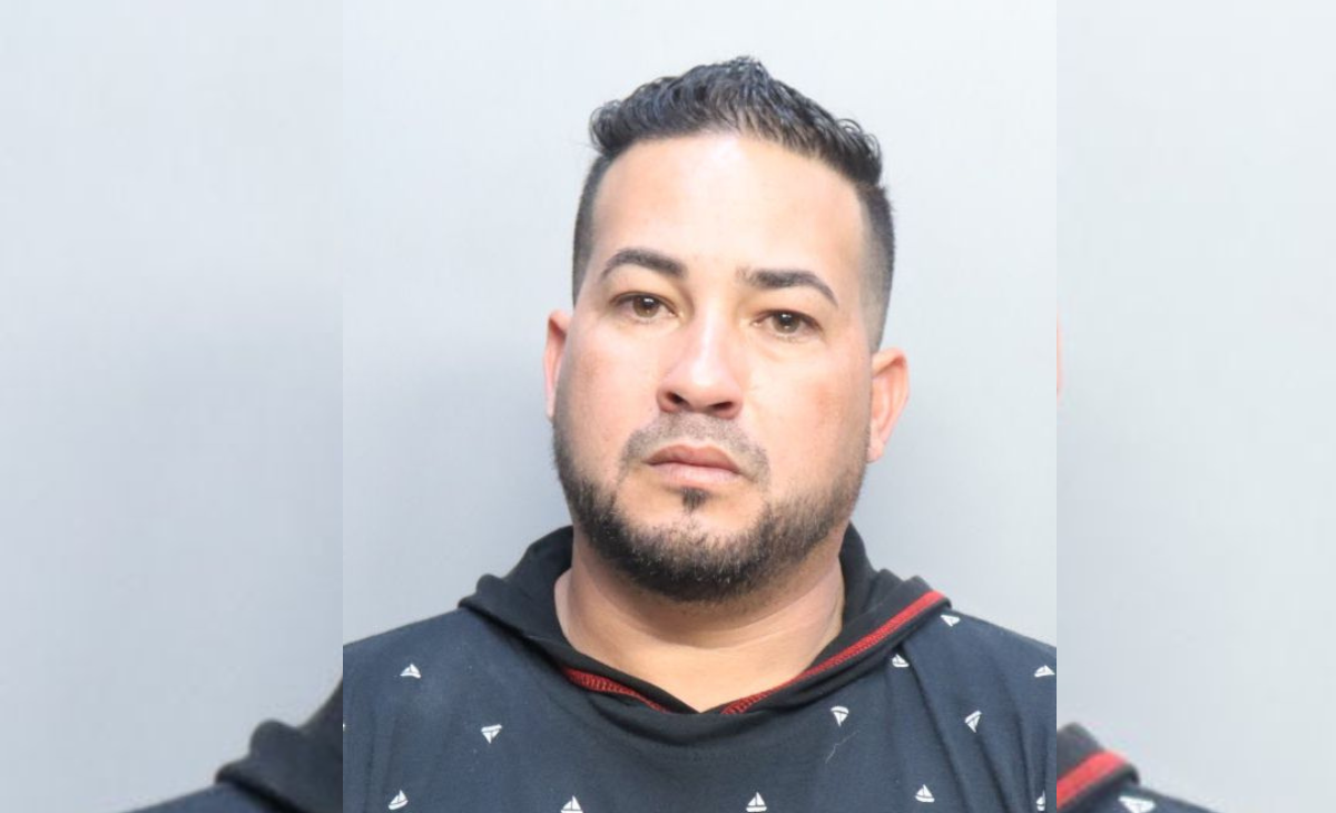 Arrestan a un cubano en aeropuerto de Miami por millonario robo de celulares Samsung