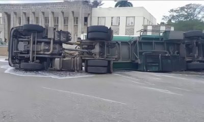 Camión de Cupet volcó en el obelisco de Marianao y causó un derrame de combustible