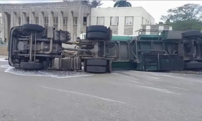 Camión de Cupet volcó en el obelisco de Marianao y causó un derrame de combustible