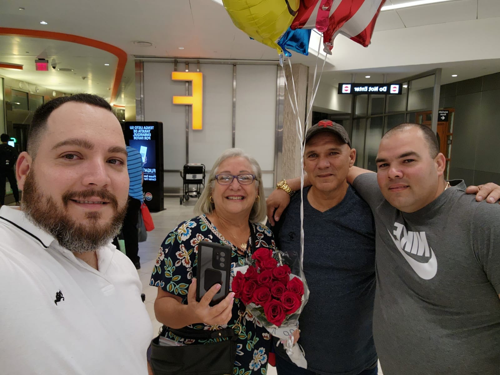 Cubanos de la tercera edad llegan a Estados Unidos gracias al parole humanitario