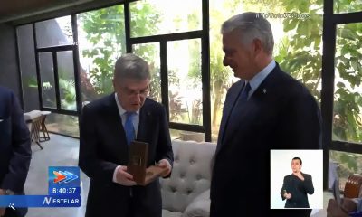 Insólito presidente del Comité Olímpico Internacional premia a Díaz-Canel con Medalla de Oro