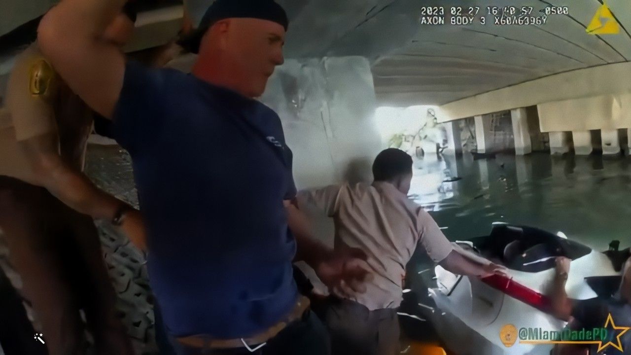 Policías salvaron a un niño que estaba a punto de ahogarse en un canal de Miami (2)