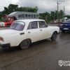 Un automóvil tipo Lada con bandera cubana es visto en calles de Las Vegas, Nevada