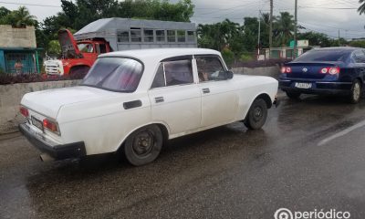 Un automóvil tipo Lada con bandera cubana es visto en calles de Las Vegas, Nevada