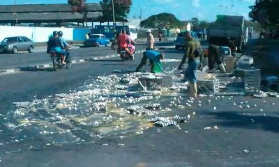 Vecinos de Sancti Spíritus recogen huevos caídos en el pavimento luego de un accidente