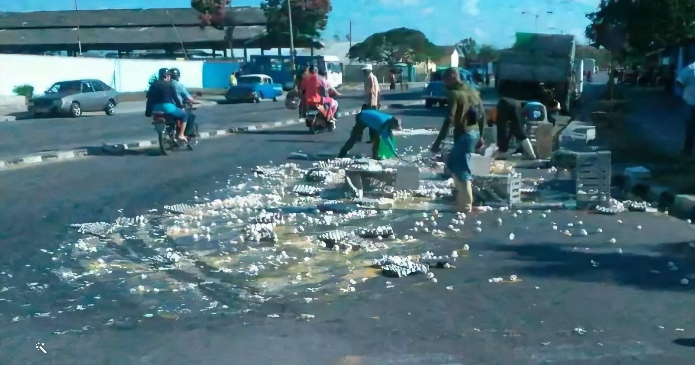 Vecinos de Sancti Spíritus recogen huevos caídos en el pavimento luego de un accidente