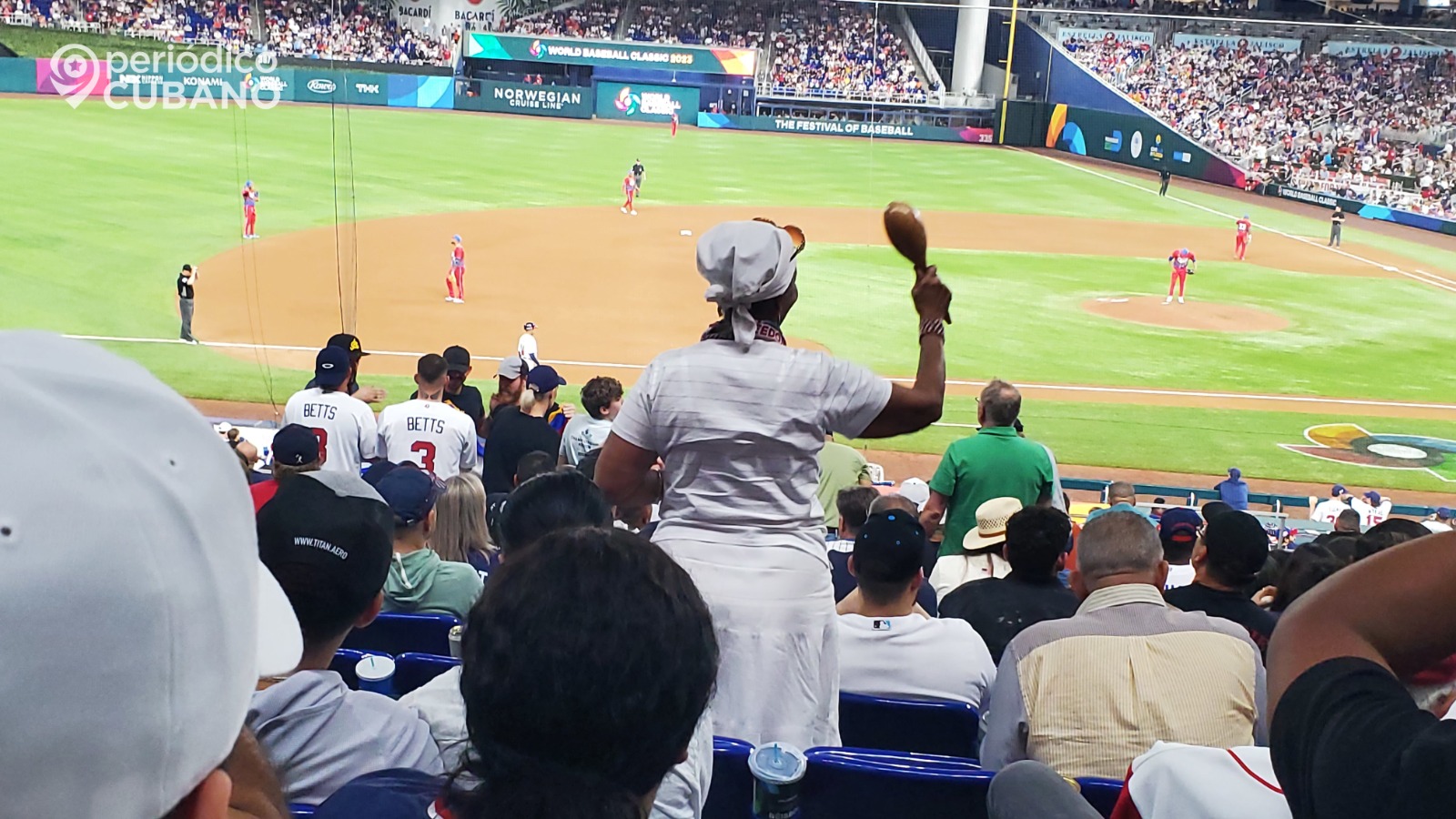 Víctor Mesa recibe abucheos de “chivatón” al presentarse en el juego de Cuba y EEUU en Miami