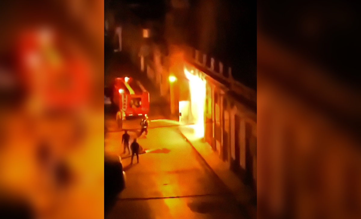 Voraz incendio en la madruga afecta a una vivienda de dos pisos en Centro Habana
