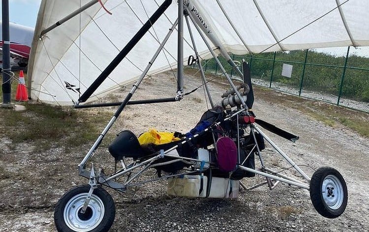 Ala delta con motor aterriza en los cayos con dos cubanos