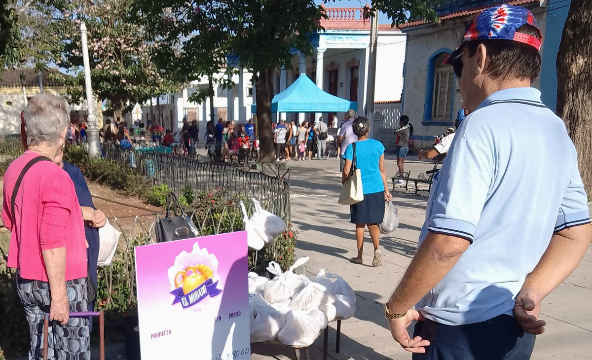Cubanos se quejan por los precios en una feria estatal en Bejucal previa a las elecciones