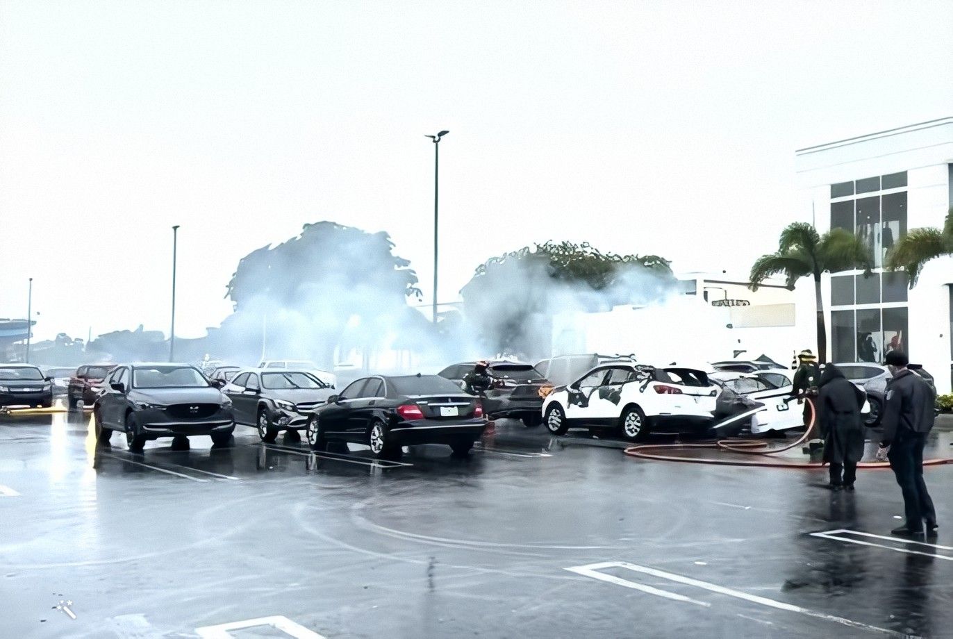 Automóviles se incendian en el estacionamiento de un centro comercial de Hialeah (2)