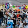 Barberos cubanos llevan regalos y comida a niños enfermos de cáncer en Holguín