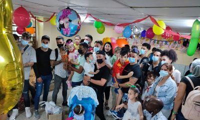 Barberos cubanos llevan regalos y comida a niños enfermos de cáncer en Holguín