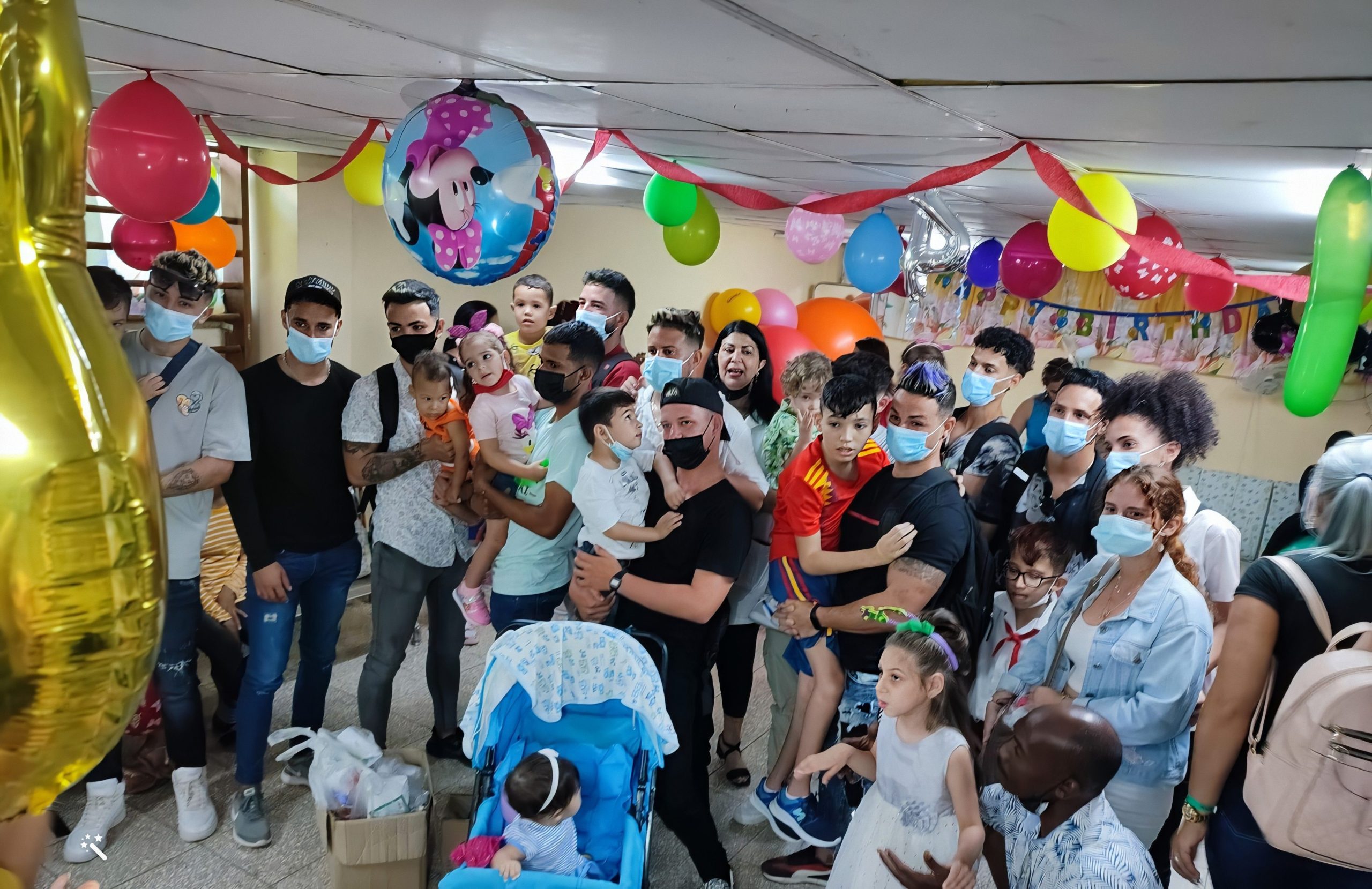 Barberos cubanos llevan regalos y comida a niños enfermos de cáncer en Holguín